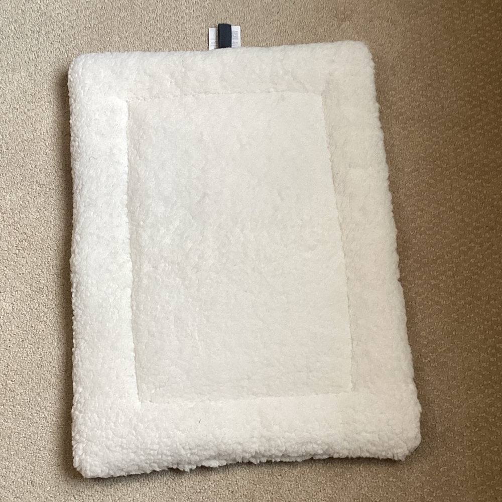 Plush White Pet Bed blanket🛏️